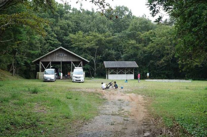 高間キャンプ場でキャンプする家族